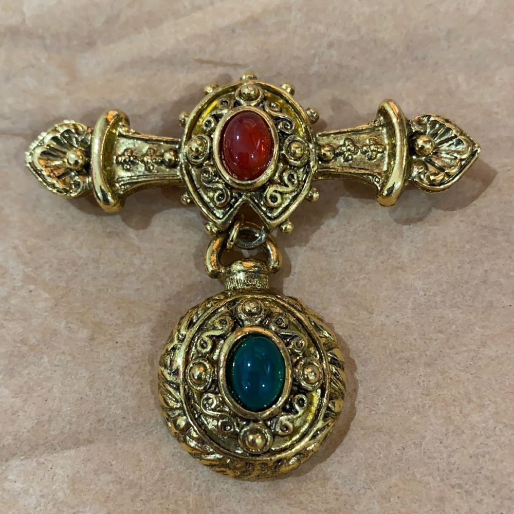 Gold brooch